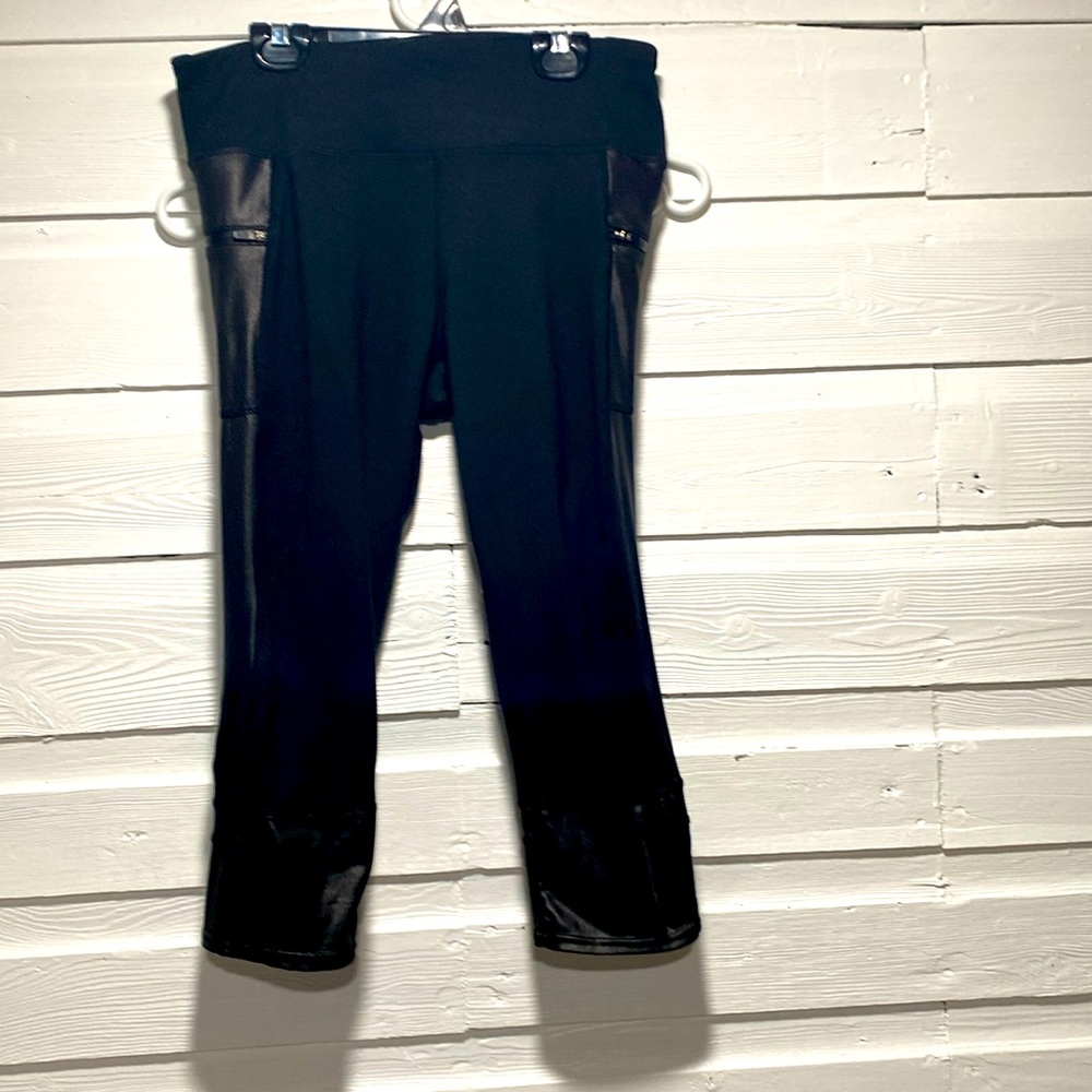 Move Capri leggings bundle of 2 medium